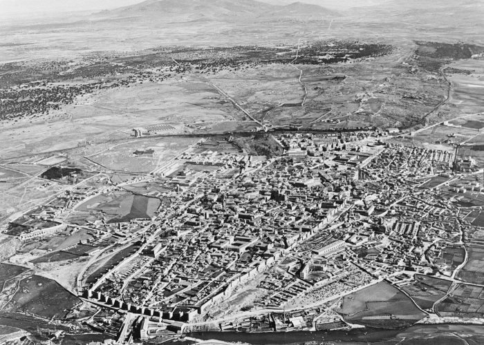 II. ÁVILA 1958. 75 AÑOS DE LA CIUDAD RENACIDA A VISTA DE PÁJARO. LA CIUDAD