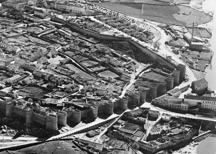 III. ÁVILA 1958. 75 AÑOS DE LA CIUDAD RENACIDA A VISTA DE PÁJARO. RECINTO AMURALLADO