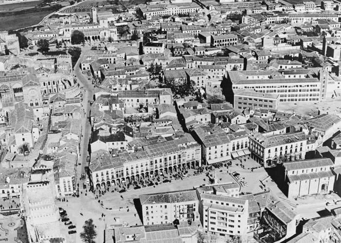 IV. ÁVILA 1958. 75 AÑOS DE LA CIUDAD RENACIDA A VISTA DE PÁJARO . MERCADO GRANDE 