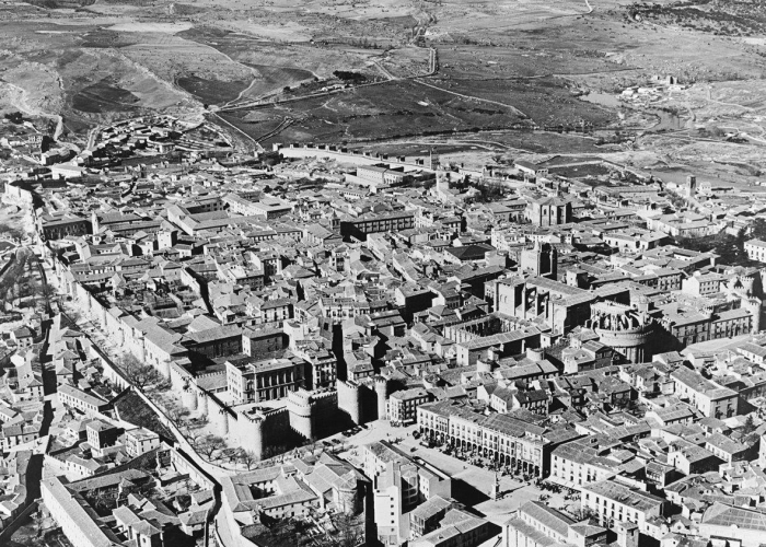 V. ÁVILA 1958. 75 AÑOS DE LA CIUDAD RENACIDA A VISTA DE PÁJARO. EL CENTRO