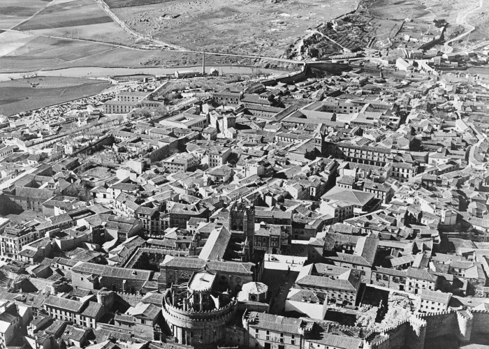 VI. ÁVILA 1958. 75 AÑOS DE LA CIUDAD RENACIDA A VISTA DE PÁJARO. LA CATEDRAL