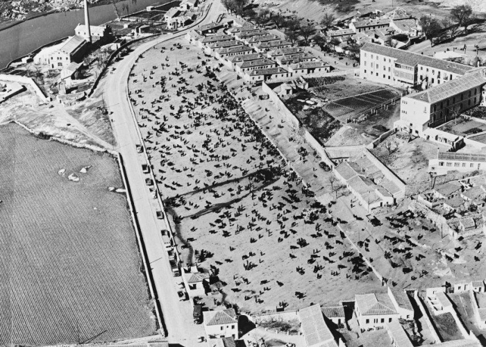    VIII. ÁVILA 1958. 75 AÑOS DE LA CIUDAD RENACIDA A VISTA DE PÁJARO. EL TESO DEL HOSPITAL