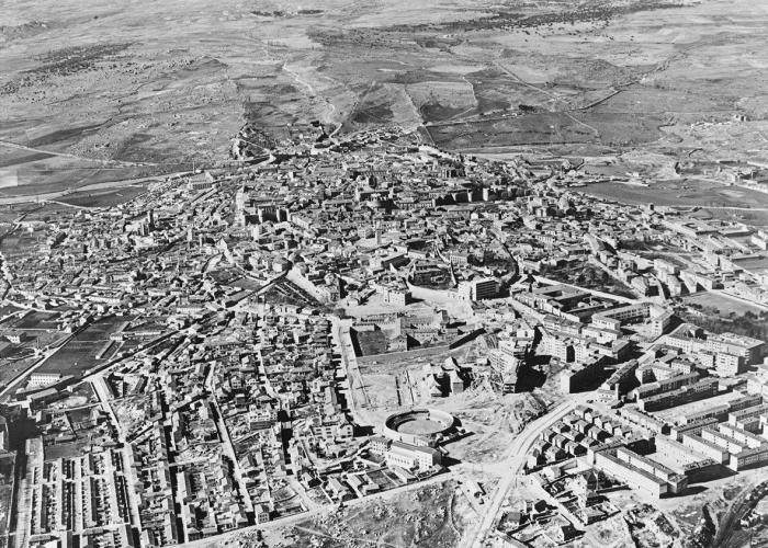 IX. ÁVILA 1958. 75 AÑOS DE LA CIUDAD RENACIDA A VISTA DE PÁJARO. LA PLAZA DE TOROS