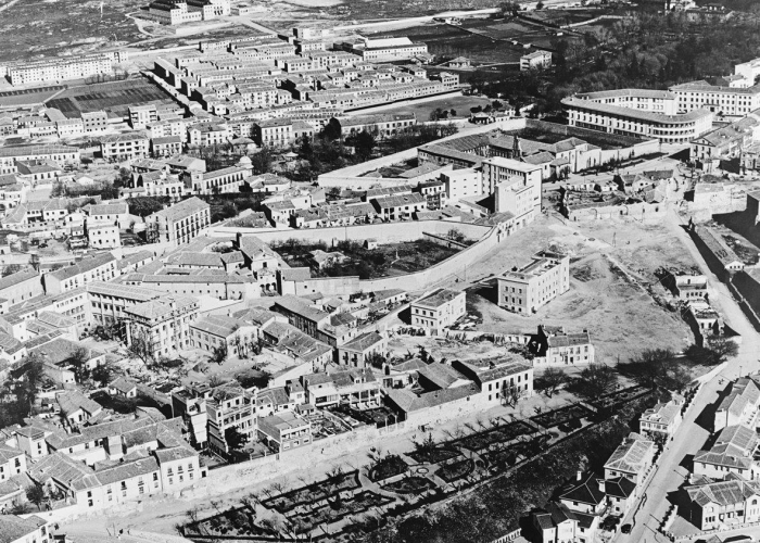 XI.   ÁVILA 1958. 75 AÑOS DE LA CIUDAD RENACIDA A VISTA DE PÁJARO. JARDINES