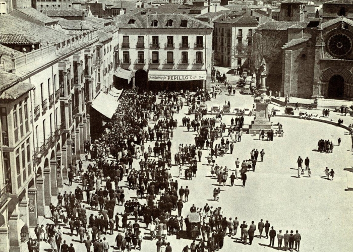 CRÓNICAS DEL MERCADO GRANDE (VII)  Aproximación cultural a la plaza de Ávila  