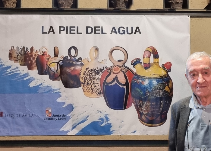 Homenaje al botijo en ‘La piel del agua’. El cantautor y folclorista Ismael Peña Poza muestra en el Almacén Visitable del Museo de Ávila su espectacular colección de botijos