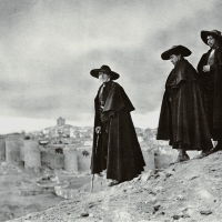 ÁVILA DESDE EL MIRADOR DE LOS CUATRO POSTES (IV).  Recorrido por la historia de la fotografía abulense plasmada desde su principal atalaya y entorno.